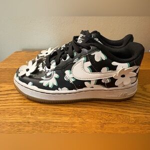 Nike Air Force 1 LV8, floral sneaker. Little kid size 1.